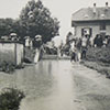 Menschen am überfluteten Rhein - Kopie