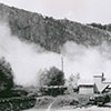 Steinbruch Kolbenstein bei Montlingen nach einer Sprengung 1952, mit Dienstbahn und Steinbrechergebäude im Vordergrund.