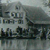 Überschwemmung in Lustenau, Aufnahme beim Gasthaus zum Engel mit Rettungstruppen 1888