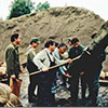 Hochwasser, Abfüllen von Sandsäcken zur Ufersicherung mit dem Bundesheer, 21.7.1999
