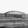 Bau der neuen Rheinbrücke Fußach-Hard. Die Arbeiter posieren in luftiger Höhe, 1898/99