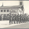 Französische Besatzung vor dem Gemeindeamt in Riezlern