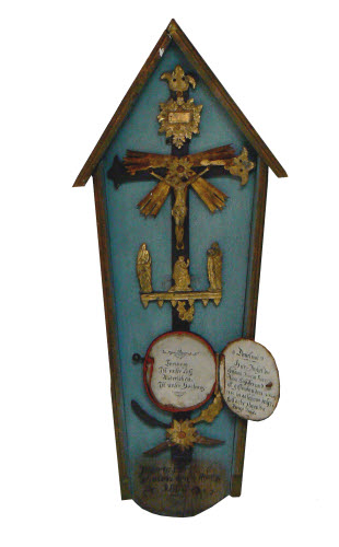 Grabkreuz in Holzeinfassung