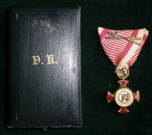 Goldenes Verdienstkreuz am Band der Tapferkeitsmedaille mit Schwertern
