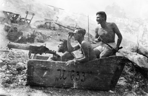 Foto - Drei Kaiserschützen in einer als U-Boot umfunktionierten Badewanne