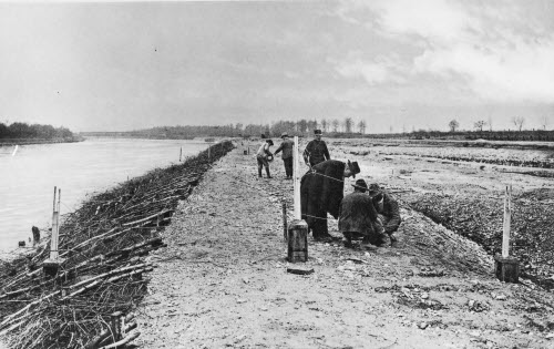 Provisorischer Absperrdamm am Einlauf in den Diepoldsauer Durchstich wird zur Sprengung vorbereitet, 1923