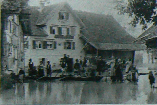 Überschwemmung in Lustenau, Aufnahme beim Gasthaus zum Engel mit Rettungstruppen 1888