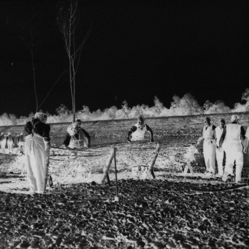 Herstellen eines Reisigbündels für den Bau einer Faschine, Wasserwehrkurs November 1954
Teil 2