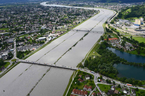 Flugaufnahme Hochwasser 2016. Im Vordergrund Bruggerstraße von Höchst nach Lustenau, dahinter ÖBB-Brücke nach St. Margrethen, 17.6.2016.