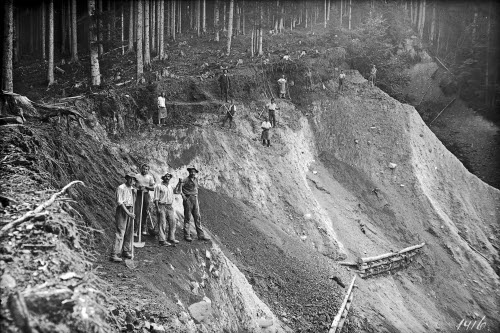 Arbeiten an den Stein- und Holzkästen im Bäckenwaldtobel, einem Zubringer der Frutz in der Gemeinde Laterns. 1930