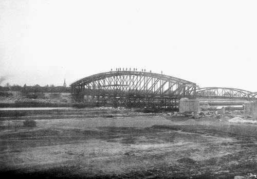 Bau der neuen Rheinbrücke Fußach-Hard. Die Arbeiter posieren in luftiger Höhe, 1898/99