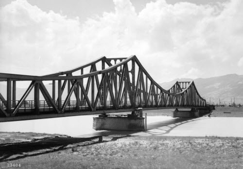 Rheinbrücke Widnau-Diepoldsau, Landschaftsaufnahme mit Wolkenstimmung. 1937