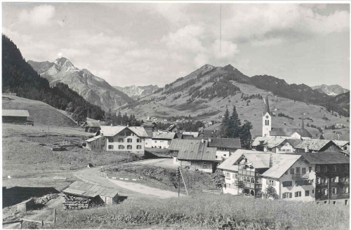 Blick auf Riezlern mit alten Häusern