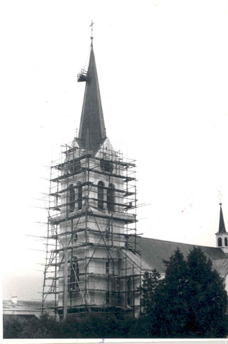 Kirchturm Riezlern im Gerüst