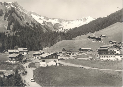 Baad mit Unspitze 1929 m, Hoch-Starzel 1974 m und Grünhorn 2042 m
