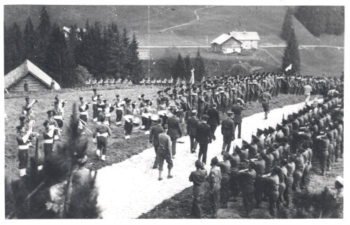 Parade vor dem Ifenhotel, 1945