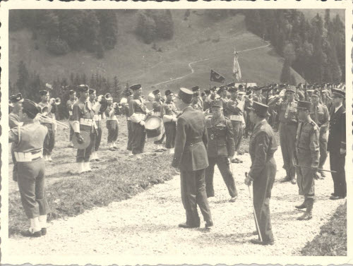 Parade vor dem Ifenhotel, 1945