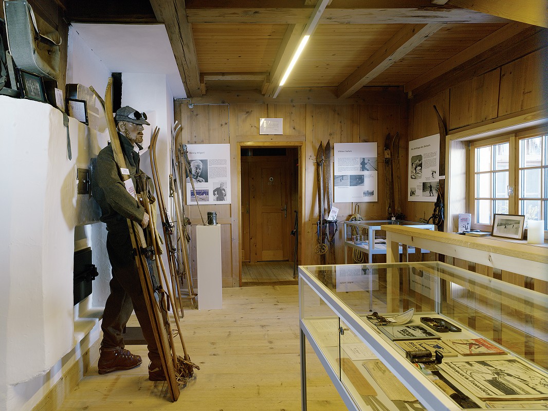 Abbildung FIS Skimuseum Kulisse Pfarrhof Damüls